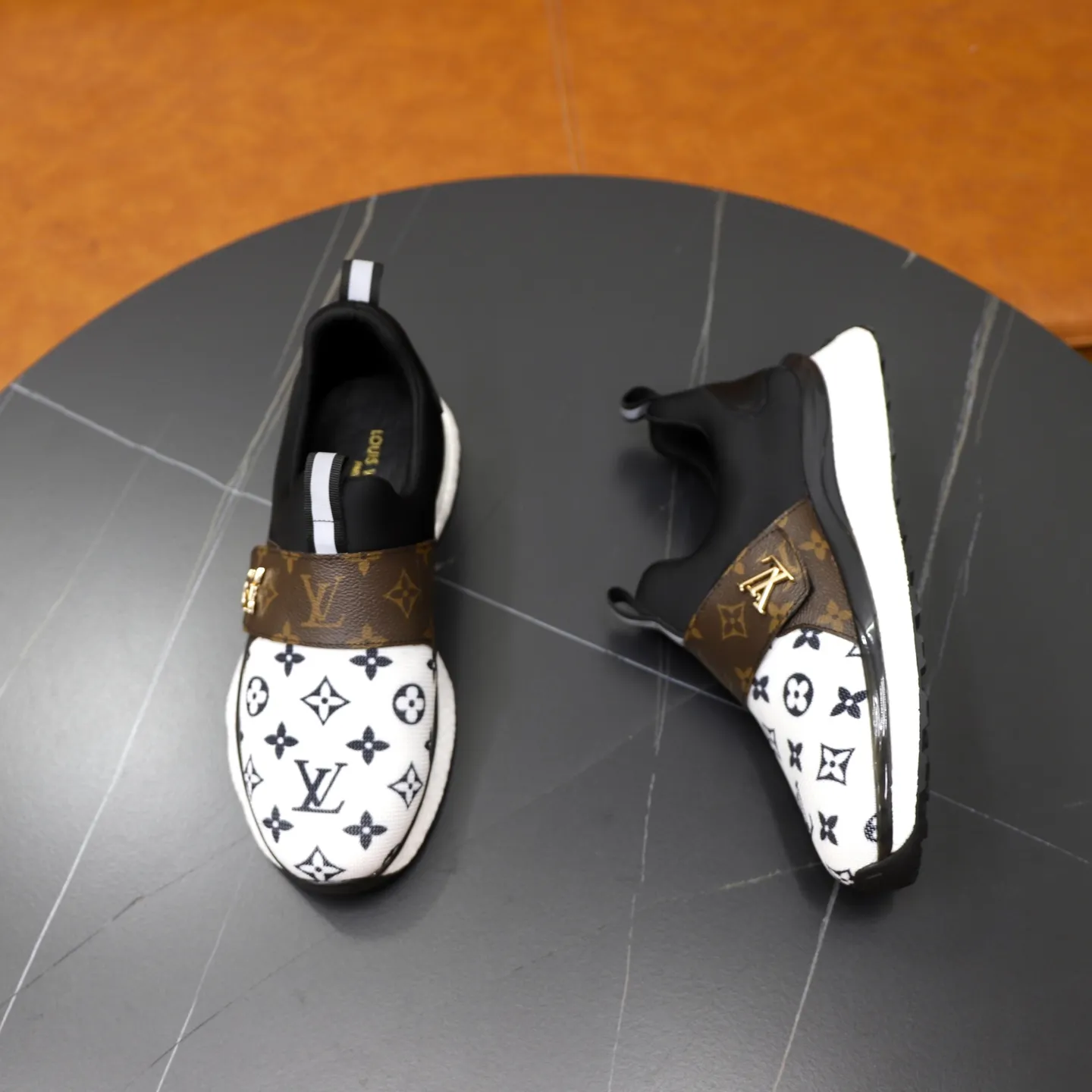 Ex-factory price: 442💰🙅‍♂️🙅‍♂️🙅‍♂️ Brand: GUCCI Standard code: 38-44 (45 customized) Grade: Same as the official website Material: Original leather splicing, comfortable and breathable lining, original wear-resistant outsole Style category: Men's fashionable casual shoes, running shoes, noble luxury brand elements, top luxury Color: actual picture color